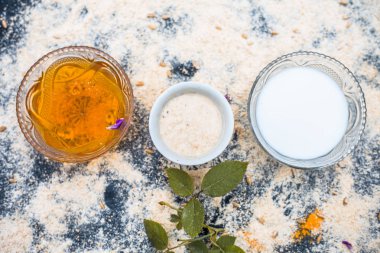 Yulaf ve süt ile yüz paketi için malzemeler