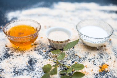 Yulaf ve süt ile yüz paketi için malzemeler