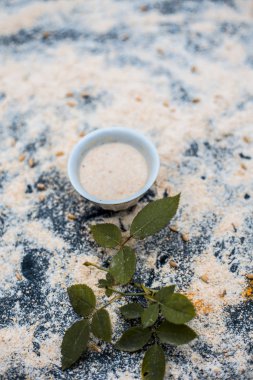 Ayurveda yüz paketi yulaf tozu ve süt 