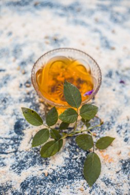 Toz yulaf ve gül yaprakları ile bal