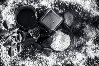 Yüz paketi nar, yulaf ve gül yaprakları yakın çekim