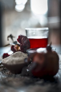 Nar, yulaf ve gül yaprakları bitkisel yüz paketi