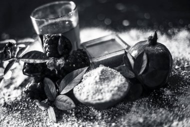 Yüz paketi nar, yulaf ve gül yaprakları yakın çekim