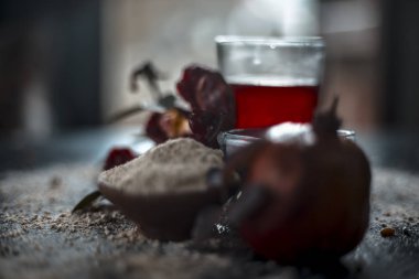 Nar, yulaf ve gül yaprakları bitkisel yüz paketi