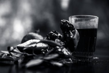 Nar nar tohum suyu ve bazı gül yaprakları ve yaprakları ile ahşap yüzeyi cilt yeniden canlandırmak için bazı zemin veya toz yulaf ile bitkisel ve organik yüz paketi.