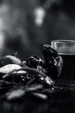 Nar nar tohum suyu ve bazı gül yaprakları ve yaprakları ile ahşap yüzeyi cilt yeniden canlandırmak için bazı zemin veya toz yulaf ile bitkisel ve organik yüz paketi.