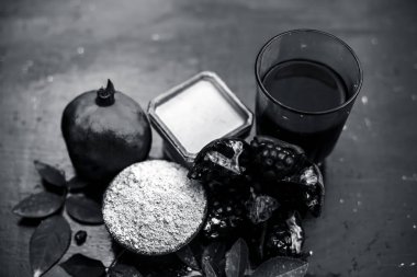 Nar, yulaf ve gül yaprakları bitkisel yüz paketi