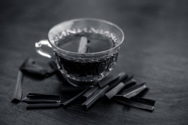 Bitkisel içki Kupası tablo üzerine sereh ile yakın çekim