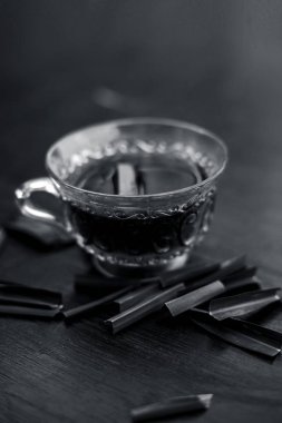 Bitkisel içki Kupası tablo üzerine sereh ile yakın çekim