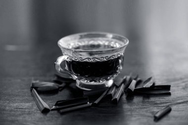 Bitkisel içki Kupası tablo üzerine sereh ile yakın çekim