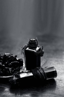 İpli küçük cam kap, yakın çekim.