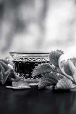Yeşil renkli yararlı ve ayurvedik ve carom yaprakları veya piskopos's weed veya ajwain taze yaprakları ile şeffaf bir fincan bitkisel çay.