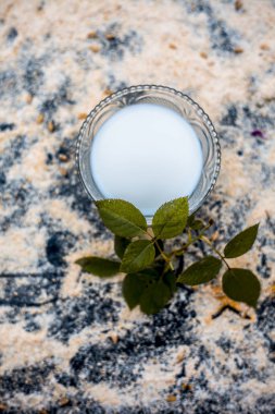 Ayurveda yüz paketi yulaf tozu ve süt 