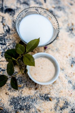 Ayurveda yüz paketi çiğ yulaf ve süt 