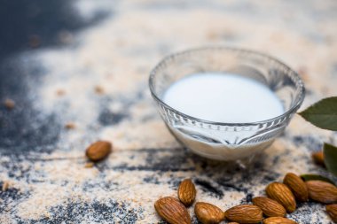 Yulaf yüz paketi badem ve süt ile yakın çekim