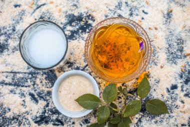 Yulaf ve süt ile yüz paketi için malzemeler