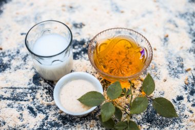 Yulaf ve süt ile yüz paketi için malzemeler