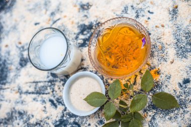 Yulaf ve süt ile yüz paketi için malzemeler