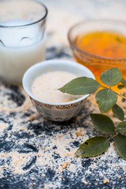 Yulaf ve süt ile yüz paketi için malzemeler