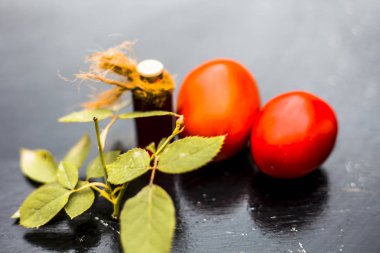 Ahşap yüzey üzerinde domates bitkisel özü, yakın çekim 
