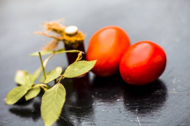 Ahşap yüzey üzerinde domates bitkisel özü, yakın çekim 