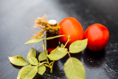 Ahşap yüzey üzerinde domates bitkisel özü, yakın çekim 