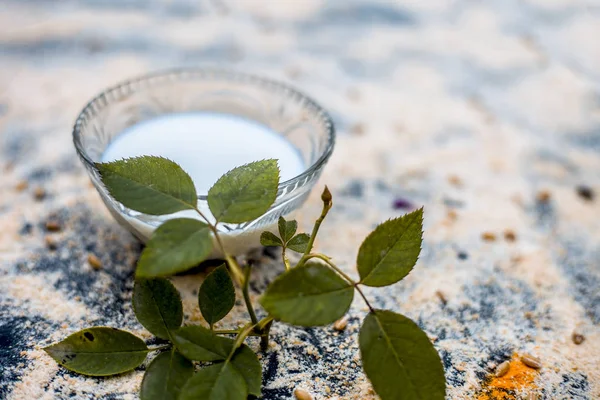 Ayurveda yüz paketi yulaf tozu ve süt 