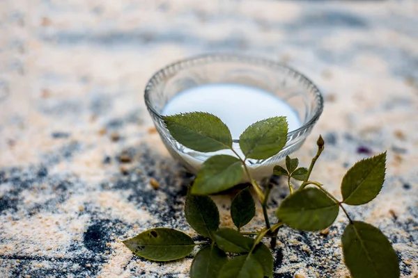 Ayurveda yüz paketi yulaf tozu ve süt 