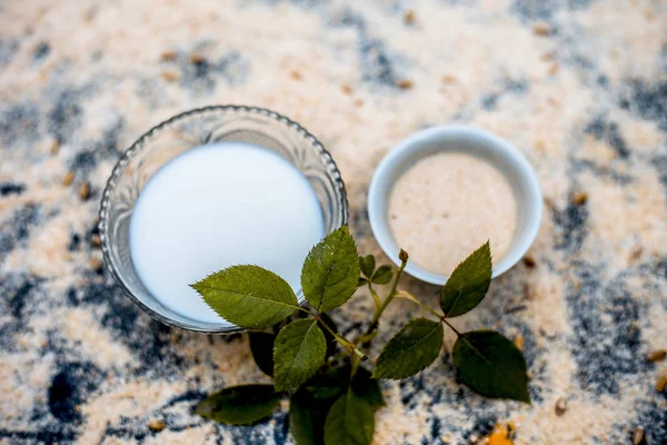 Ayurveda yüz paketi çiğ yulaf ve süt 