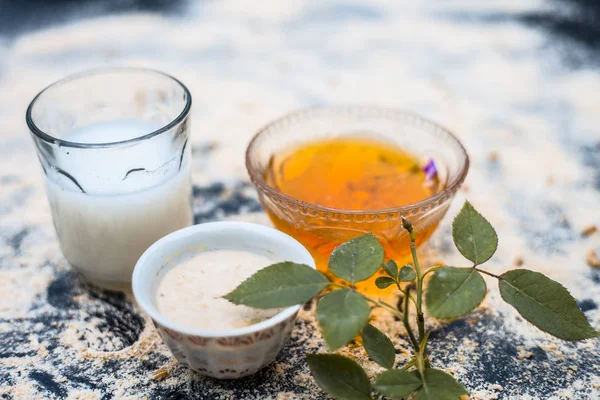 Yulaf Yani ayran toz yulaf ve ballı tüm malzemelerle ahşap yüzey üzerinde etkili ve en iyi yüz paketi. Bu yüz paketi tüm ciltler için taviz güneş tan kaldırmak için mükemmel bir yoldur.