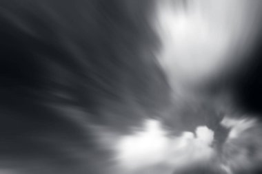 Elbette bulut bulutlar ya da muson bulutlar ya da yağmur bulutları mavi gökyüzünde hareket ile atış etkisi bulanıklık.