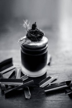 Ayurvedik ve Limon otu veya Doğu Hint limon otu veya lili chai birçok ev ilaçları kullanılan ahşap yüzey üzerinde yaprakları ile çiçek özü ve ilaçlar da.