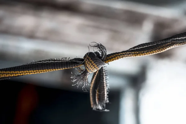 Nahaufnahme Von Knoten Aus Tuch Auf Alter Trockenlinie — Stockfoto