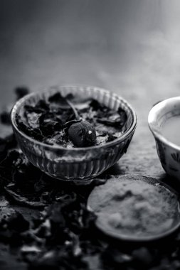 Zerdeçal ve sandal ağacı tozu ile chandan veya sandal ağacı yani gül suyu yüz paketi yakın.