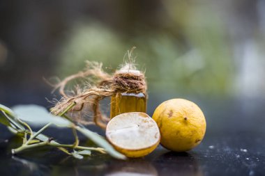 Limon gül yaprakları ile bitkisel özü 