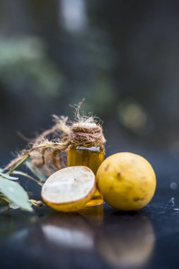 Limon gül yaprakları ile bitkisel özü 