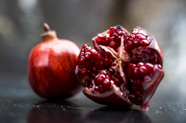 Ahşap masa üzerinde olgun nar yakın çekim