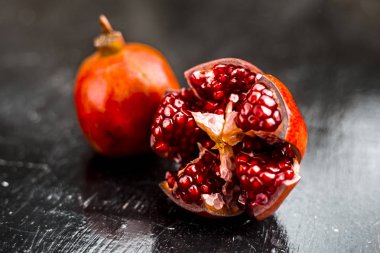 Ahşap masa üzerinde olgun nar yakın çekim