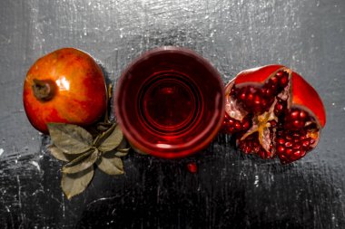 Ahşap masa üzerinde ham meyve ile nar özü