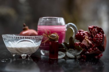 Nar suyu ve özü ile süt ahşap yüzeyine yakın çekim