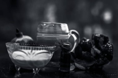 Nar suyu özü ve tablo üzerinde süt ile yakın çekim