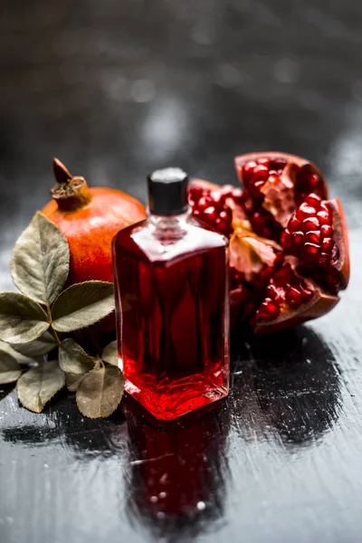 Primer Plano Del Aceite Esencial Granada Con Hojas Rosa Sobre — Foto de Stock