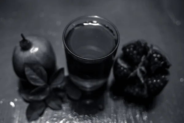 Granatapfelextrakt Mit Rohen Früchten Auf Dem Tisch — Stockfoto