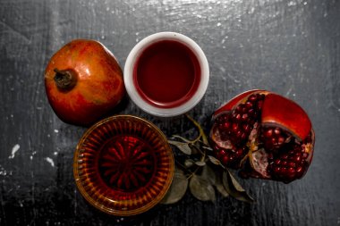 Nar suyu bal tablo ile yakın çekim