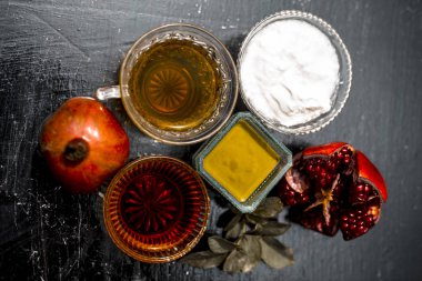 Tatlım, yeşil çay ve yoğurt ile nar bitkisel yüz paketi