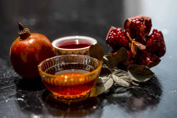 Primer Plano Del Jugo Granada Con Miel Mesa — Foto de Stock