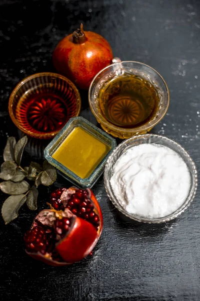 Herbal face pack from pomegranates with honey, green tea and yogurt