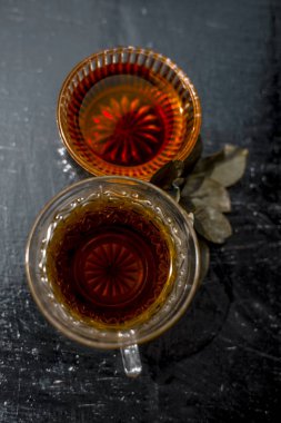 Yeşil çay bal ve gül yaprakları ile yakın çekim