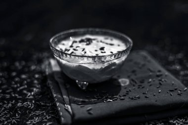 Kimyon tohumu ile ham yoğurt yakın çekim