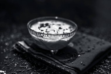 Kimyon tohumu ile ham yoğurt yakın çekim